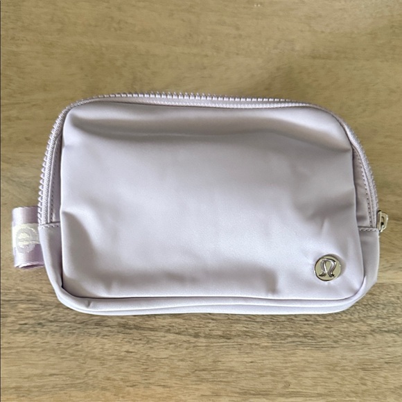 lululemon athletica Handbags - NWOT lululemon Soft Purple Everywhere Bag